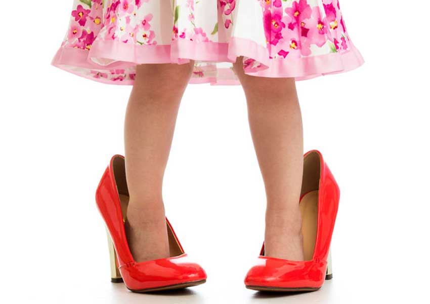 ¿Cómo afectan a la salud de los pies los zapatos tacón niña?