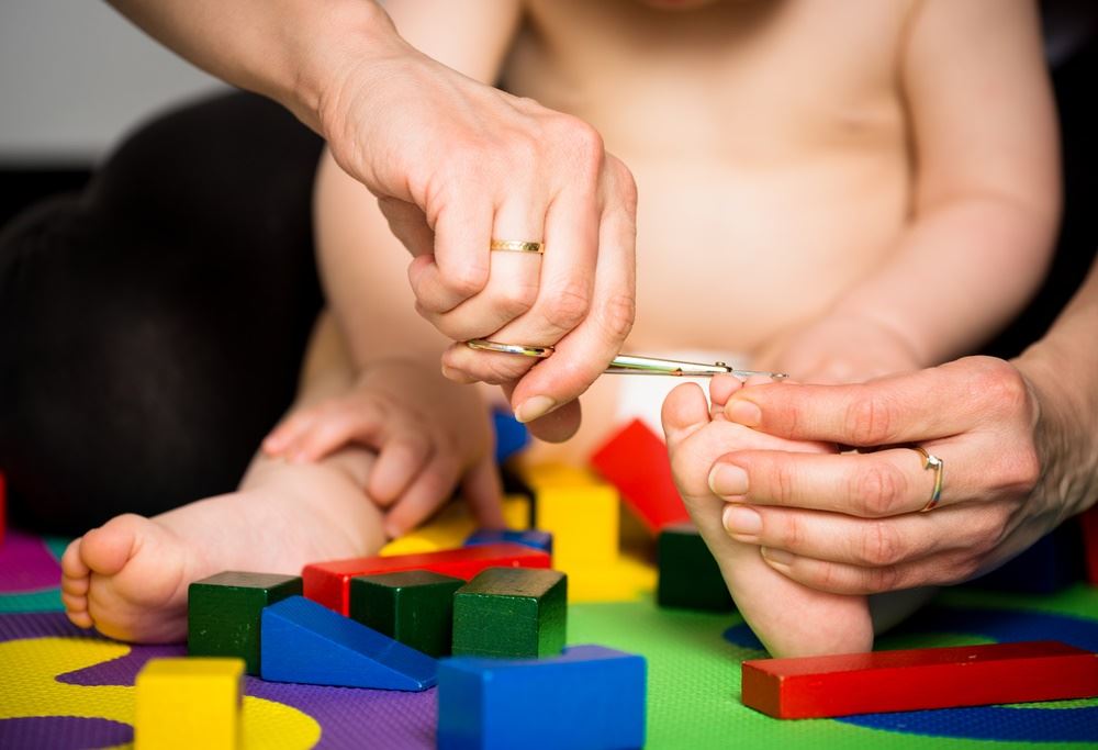 Cómo cortar las uñas de los pies de los niños