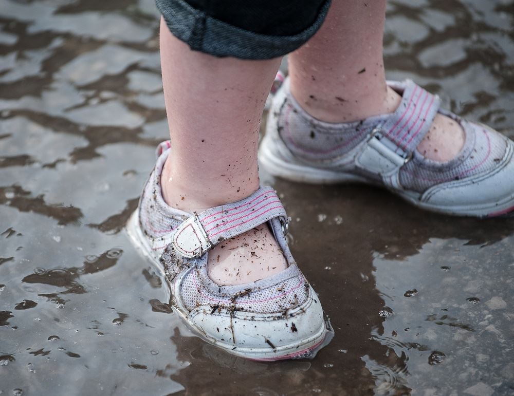 ¿Es bueno que los niños se quiten los zapatos antes de entrar a casa?