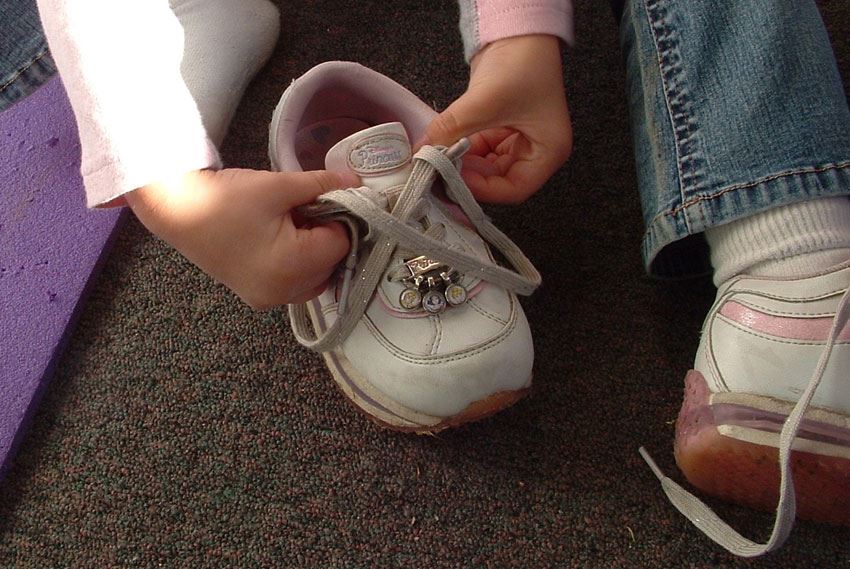 ¿Es conveniente utilizar zapatos infantiles usados?