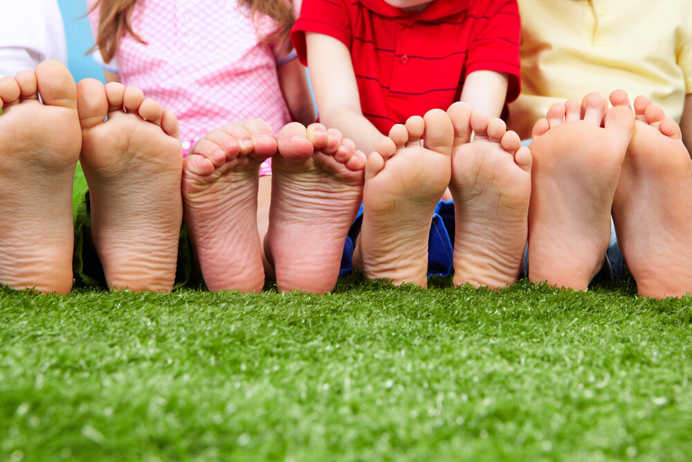 Los mejores consejos para cuidar los pies de los niños en verano